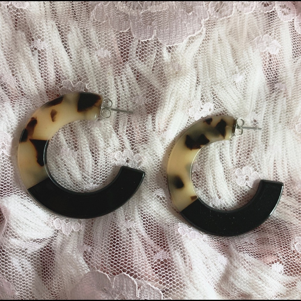 Color block Tortoise Hoop Earrings- Black